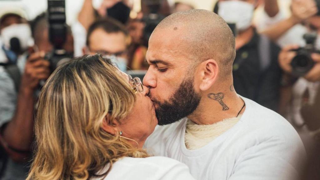 Dani Alves y su madre Lucía se dan un beso