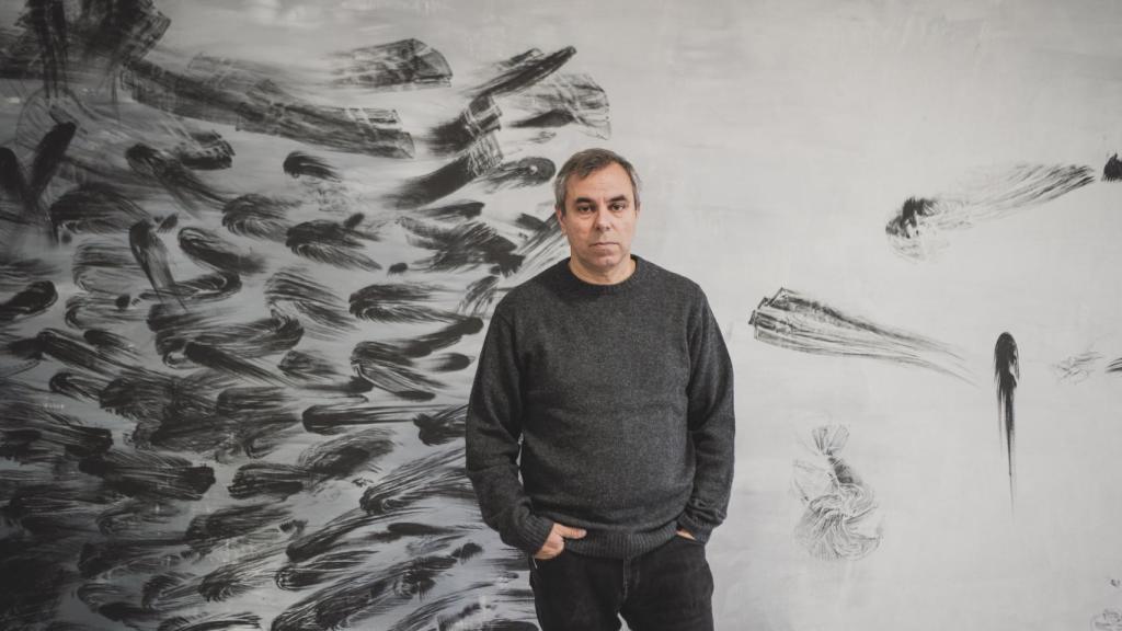 Fernando Sánchez Castillo la semana pasada en su estudio en Madrid. Foto: Rodrigo Mínguez.