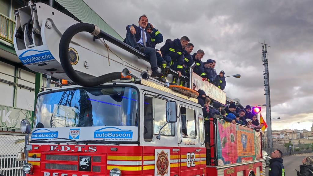 Carlos Velázquez subido al camión de bomberos.