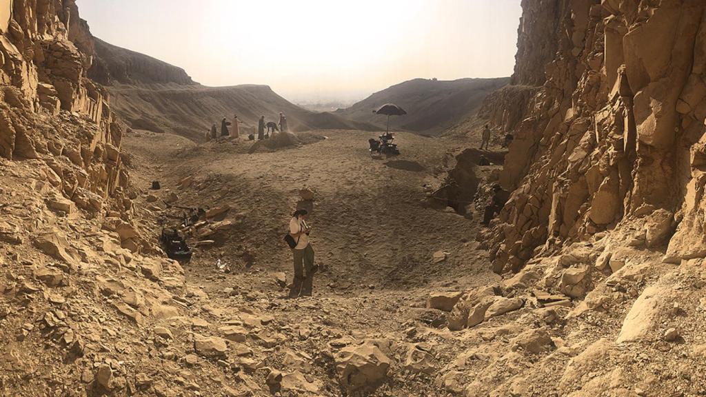 Arqueólogos de C2 Project trabajando cerca de la tumba TT320