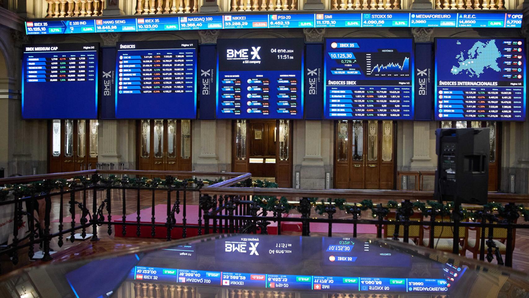 Panel de cotización del Ibex 35 en el Palacio de la Bolsa de Madrid.