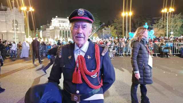 Antonio Rubio, el bombero que lleva desde los inicios de la cabalgata de Madrid desfilando en la de este año.