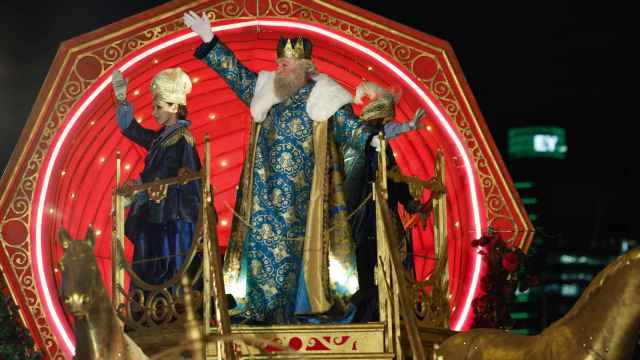El rey Melchor saluda a los niños desde su carroza durante Cabalgata de los Reyes Magos, este viernes en el centro de Madrid.