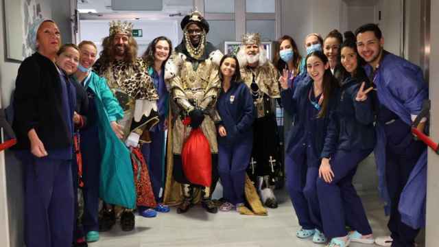 Los Reyes Magos con el personal del Hospital Quirónsalud Marbella.