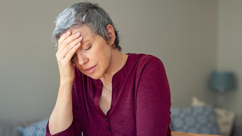 Imagen de una mujer agobiada.
