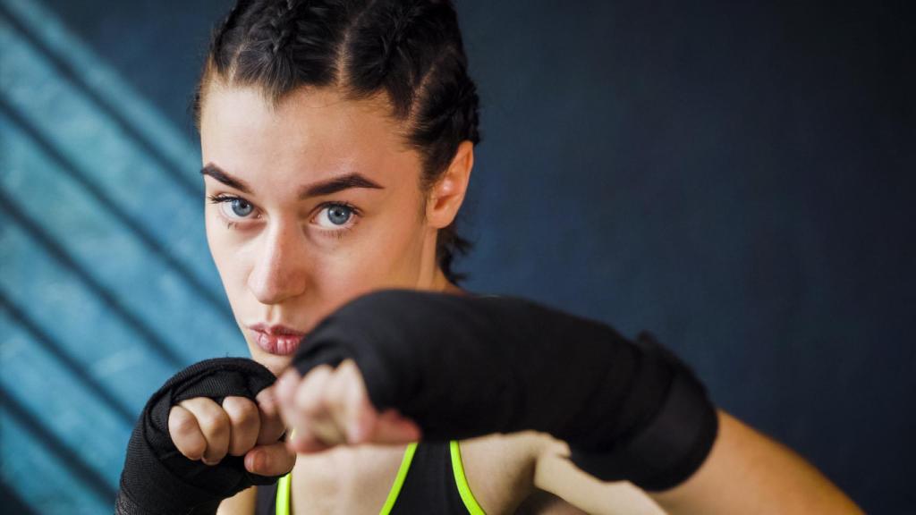 Una mujer practicando ejercicio de fuerza.