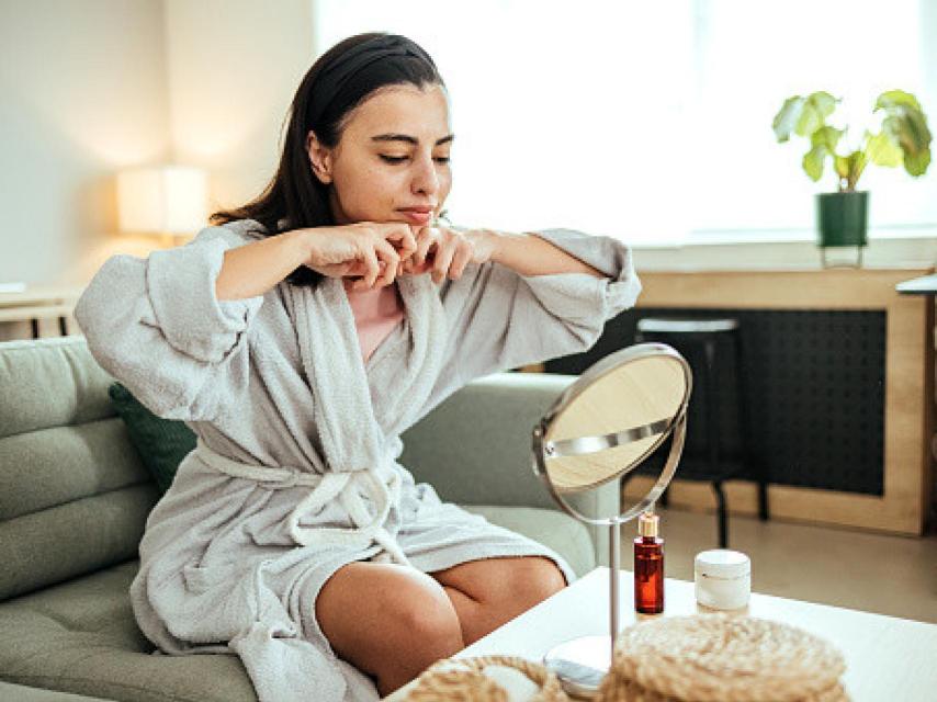 Una mujer recibiendo un masaje.