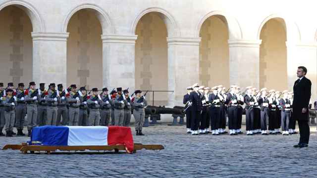 Macron frente al féretro de Jacques Delors en los Inválidos, París, este viernes 5 de enero.