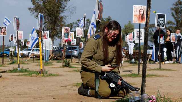 Un miembro del ejército israelí reacciona en el lugar del festival Nova en Reim el 5 de enero de 2024.