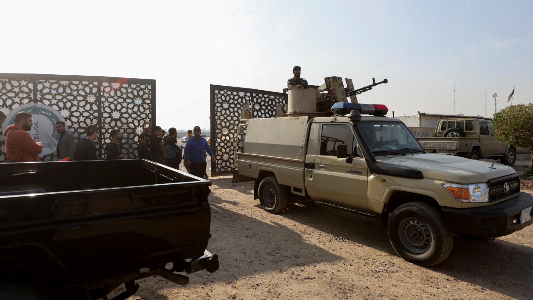 Miembros del Hashd al-Chaabi iraquí montan guardia a la entrada de su cuartel general en Bagdad, el jueves.