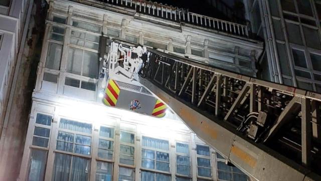 Foto archivo: Los bomberos de A Coruña retiran cristales de un edificio abandonado en la avenida Rubine.