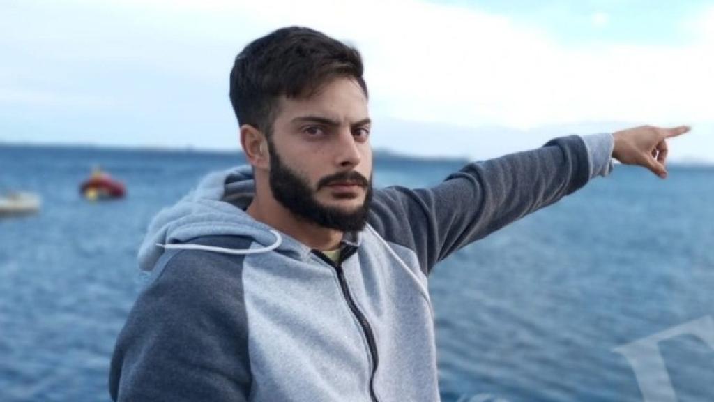 Francisco Javier Medina, en el pantalán de Los Alcázares por el que pasaron en una canoa la madrugada del viernes, junto a una imagen de Ivailo Petrov, de 16 años, desaparecido tras el naufragio en el Mar Menor.