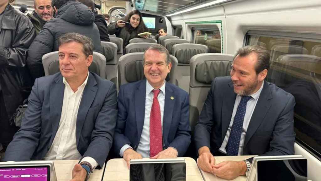 Xosé Ramón Gómez Besteiro, candidato del PSOE a la Xunta, Abel Caballero, Alcalde de Vigo y Óscar Puente, Ministro de Transportes, en uno de los asientos de un tren Tango Avril a su llegada a Vigo