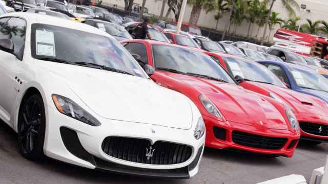 Coches deportivos (Maserati y Ferrari)