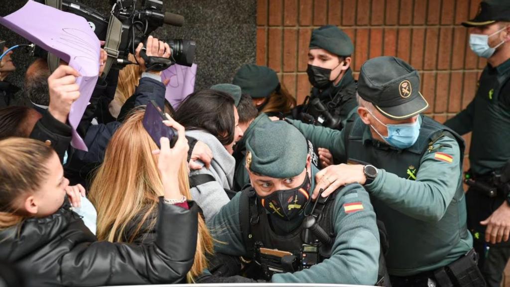 Agentes de la Guardia Civil contienen a un grupo de personas concentradas frente al juzgado tras los hechos.