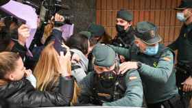 Agentes de la Guardia Civil contienen a un grupo de personas concentradas frente al juzgado tras los hechos.