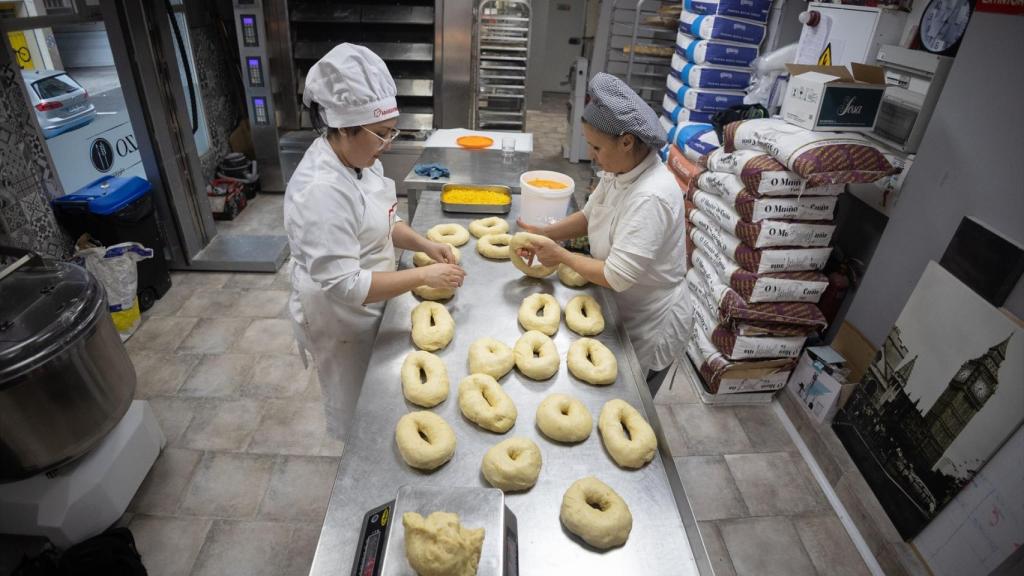 Dos mujeres trabajan en un obrador.