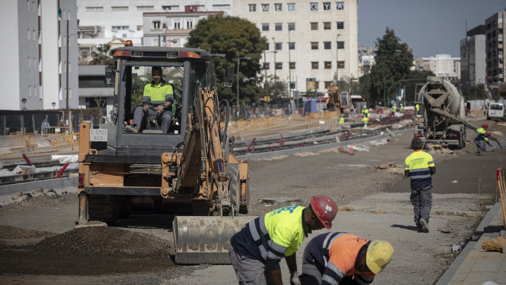 Albañiles durante las obras de ampliación del tranvía de Sevilla.