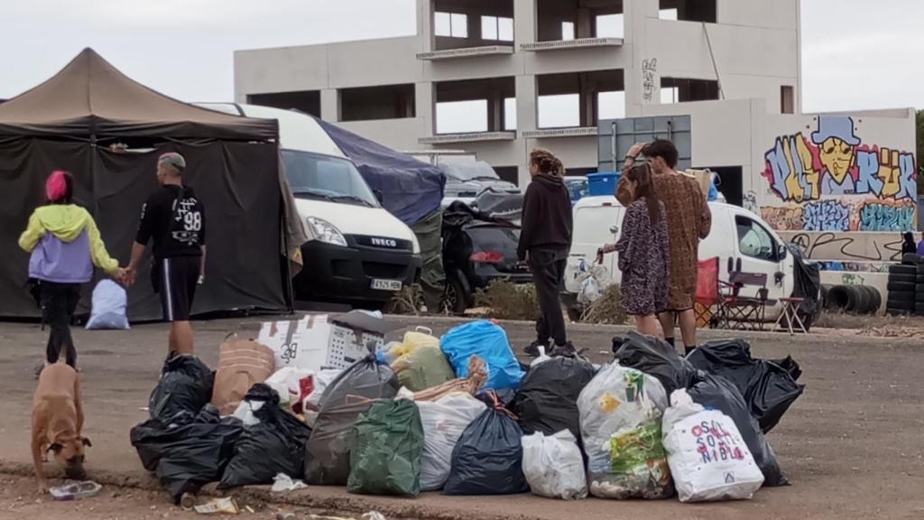 Un perro buscando comida en uno de los montones de basura que los raveros han hecho en el circuito de Fuente Álamo dentro de su política de autogestión y respeto al medio ambiente.