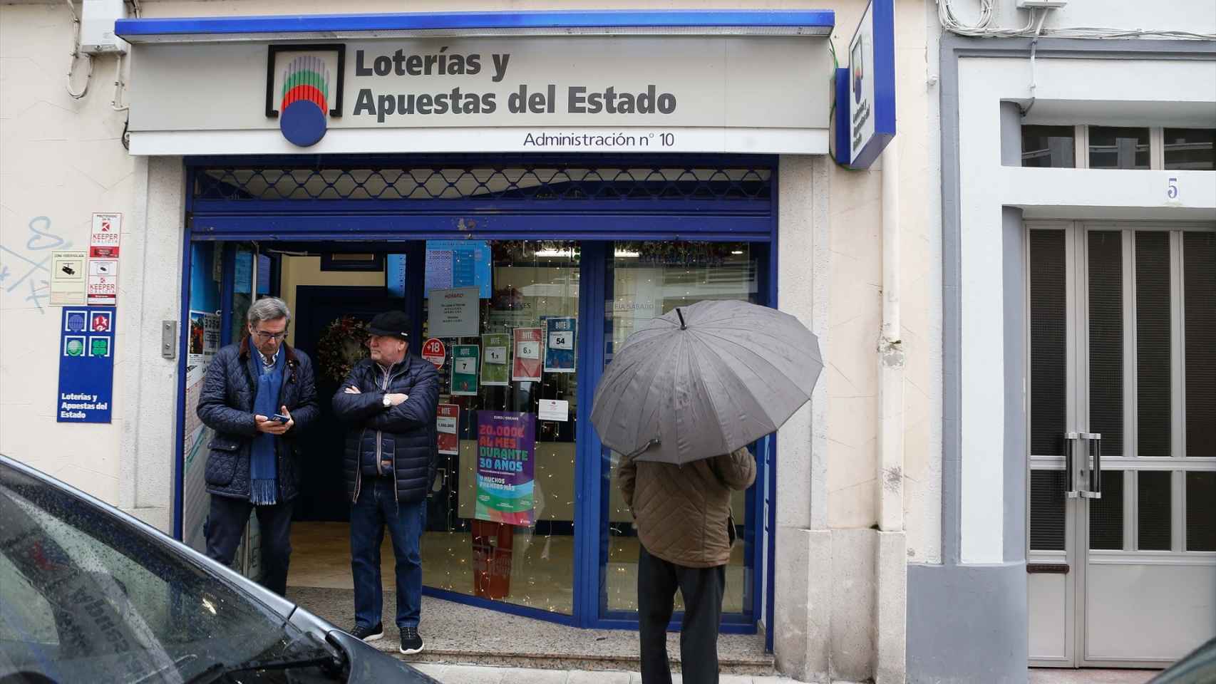 Vista de la fachada del local de Loterías y Apuestas del Estado de Guillermo Rodríguez, en Lugo, galicia, asaltado el 4 de enero.