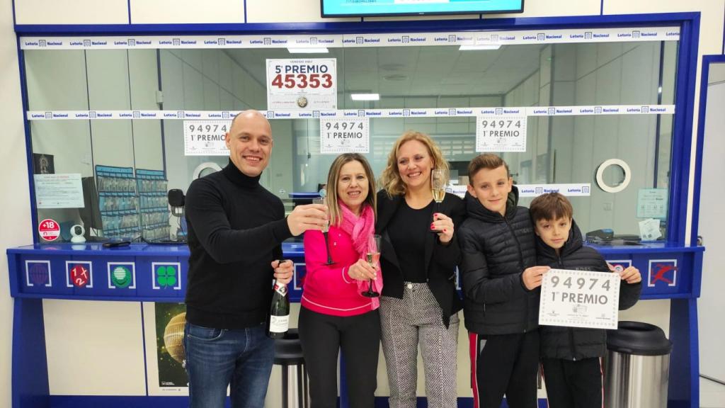 Eugenio J. Manresa con su familia en Cox, donde han vendido diez décimos del primer premio del Niño 2024.