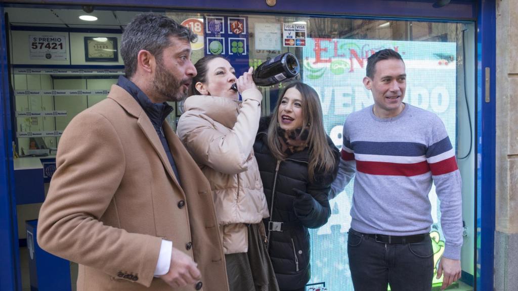 La administración La Ranita de Salamanca reparte décimos del primer premio de la Lotería del Niño