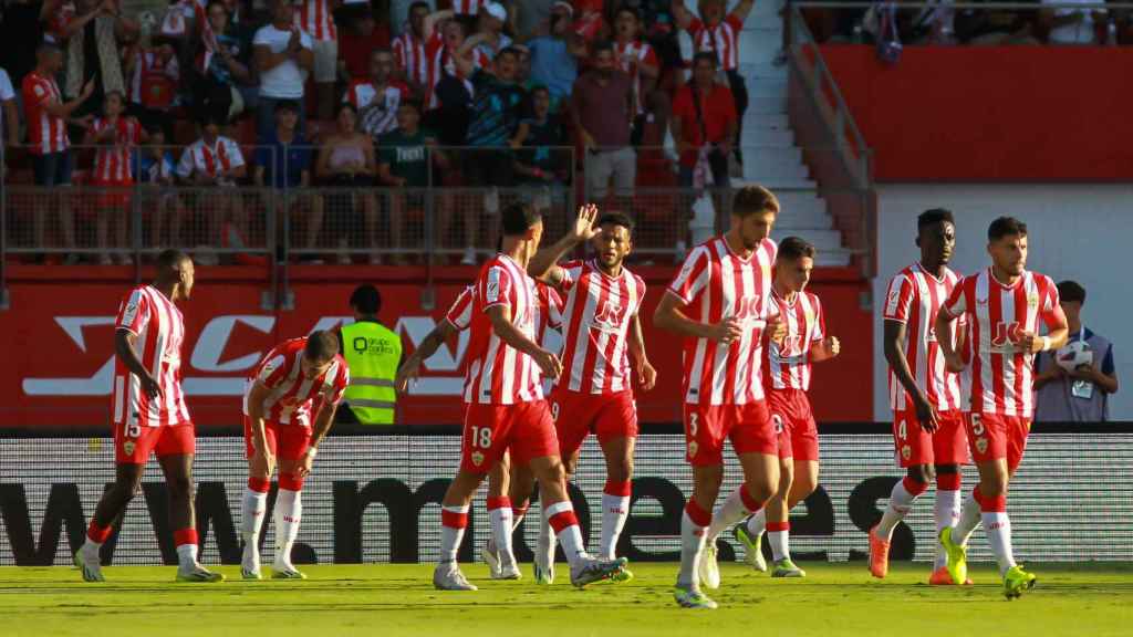 Los jugadores del Almería, durante un partido