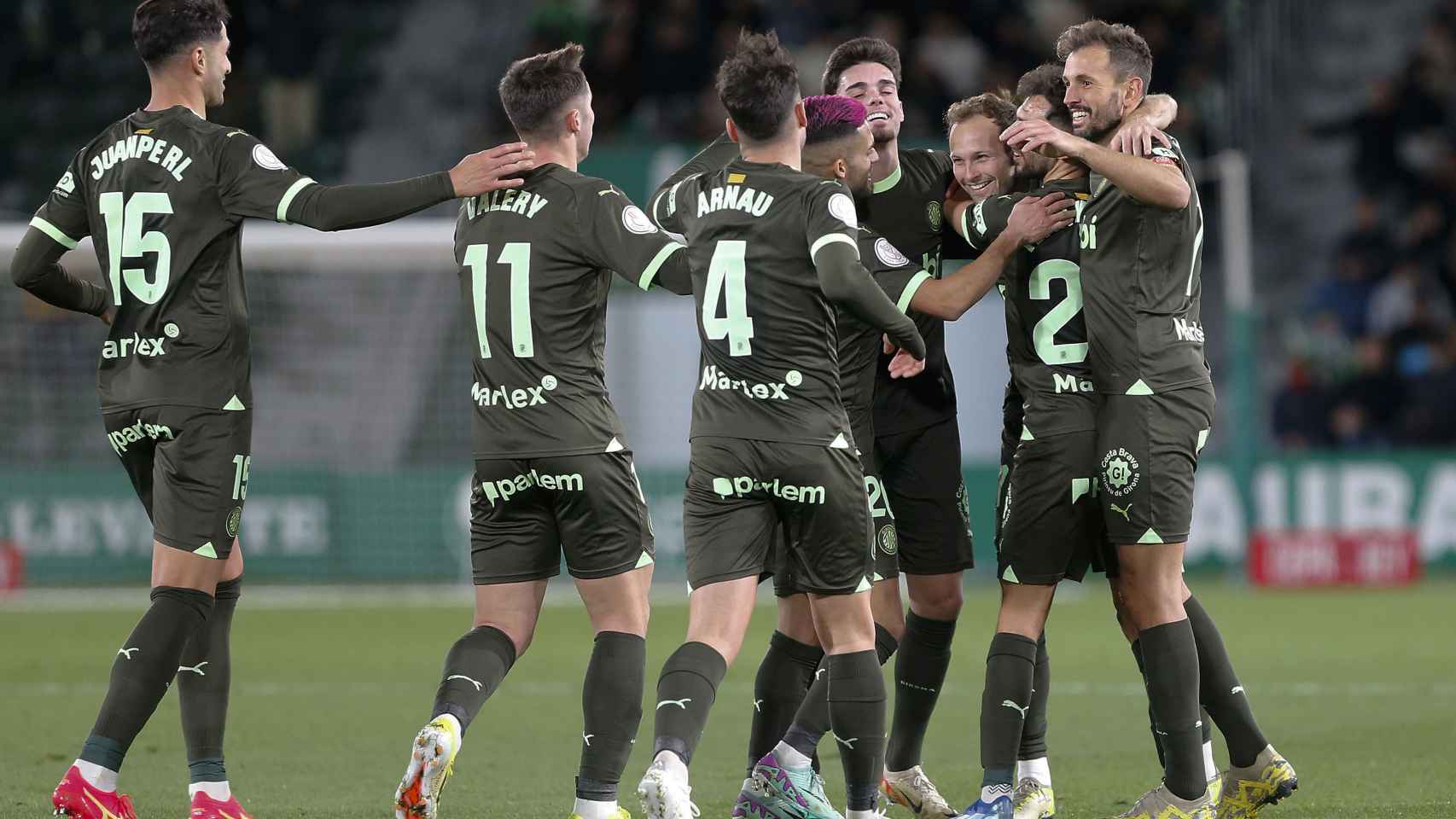 Los jugadores del Girona celebran el gol de Blind