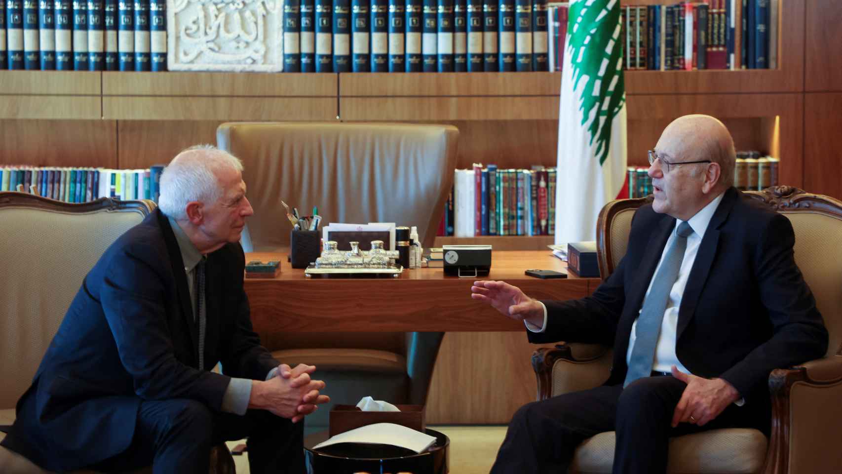 El Primer Ministro interino del Líbano, Najib Mikati, se reúne con el Jefe de Política Exterior de la Unión Europea, Josep Borrell, en Beirut.