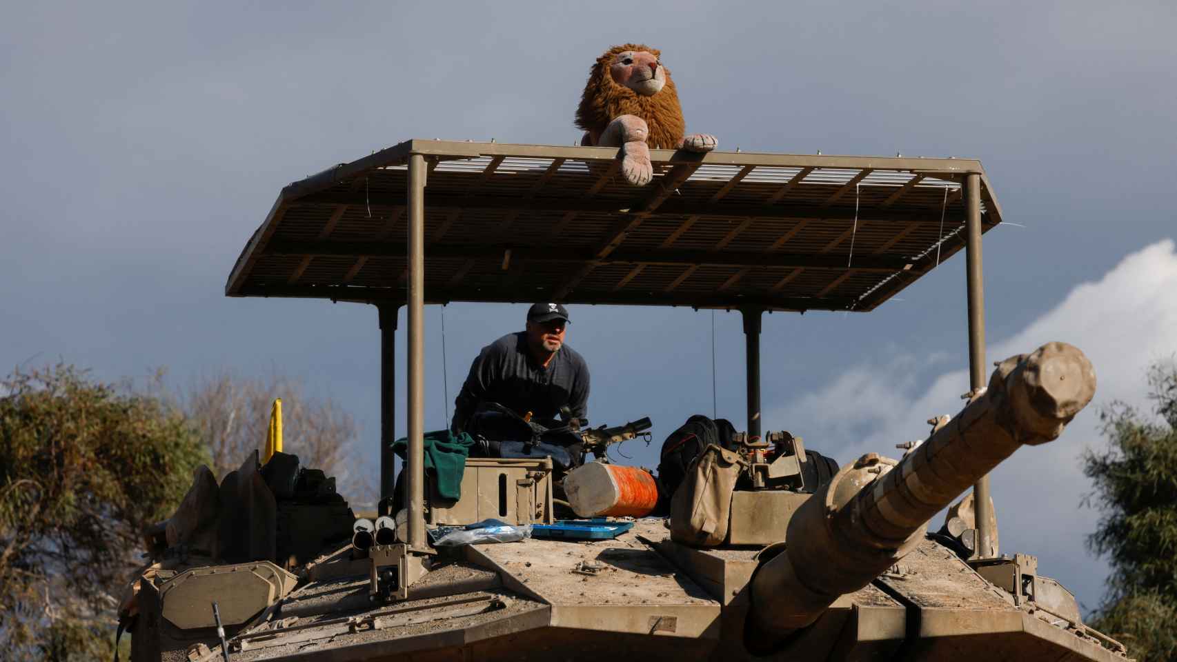 Un hombre trabaja en un tanque cerca de la frontera con el norte de Gaza.