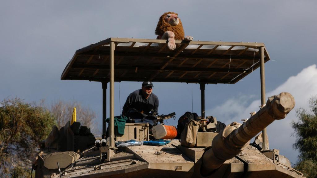 Un hombre trabaja en un tanque cerca de la frontera con el norte de Gaza.