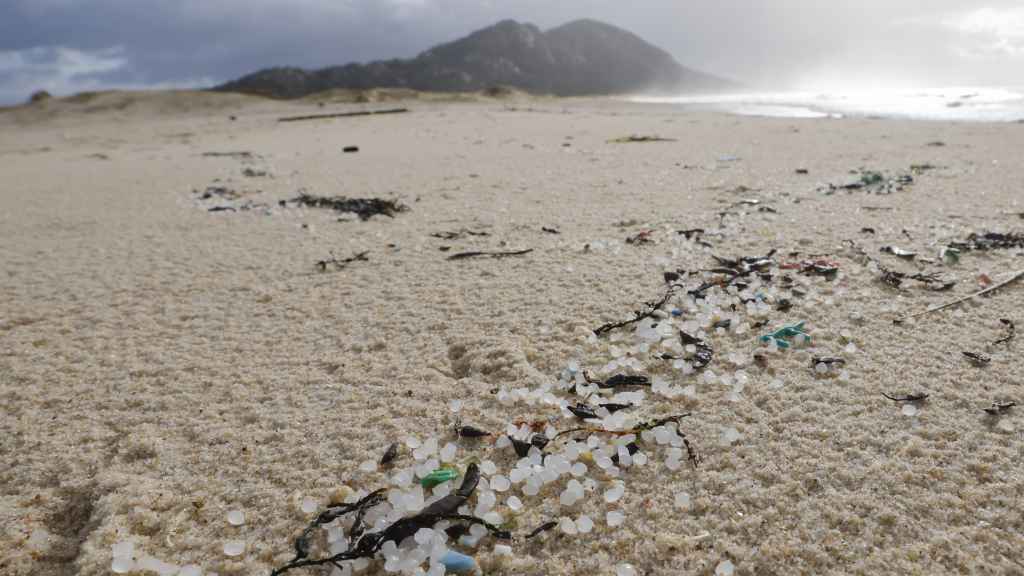 La Xunta activa un plan anticontaminación por la aparición de pellets en playas gallegas