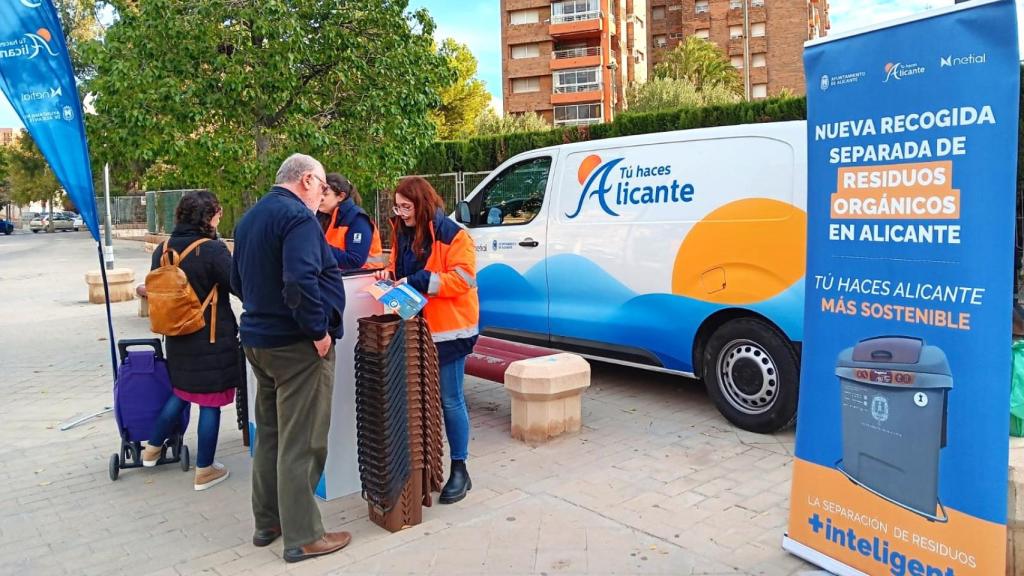 El Ayuntamiento acompaña el despliegue del nuevo contenedor con campañas informativas en los barrios.