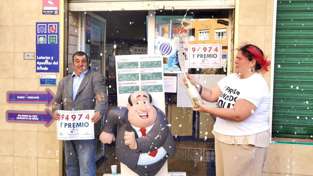 Vicente Cutanda y su hija Carolina celebran la venta del primer premio en su administración de Alicante.