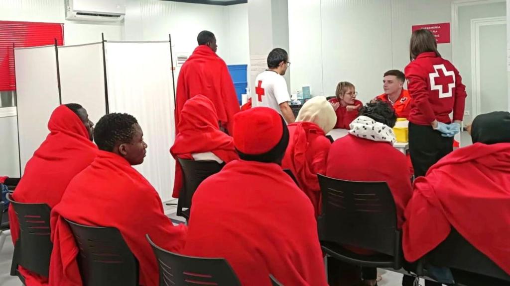 La Cruz Roja atiende a unos migrantes que llegaron a Alicante en la última semana de diciembre.