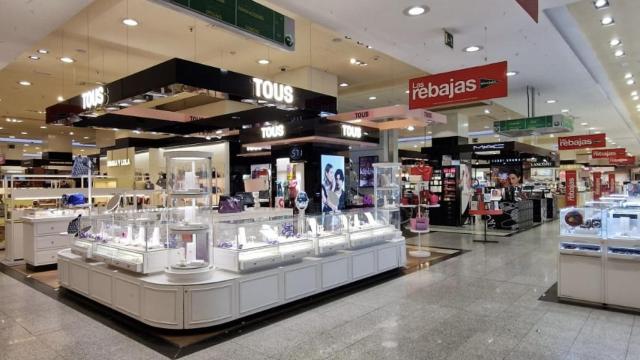 Montaje de las rebajas del Corte Inglés en Valladolid