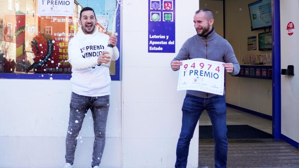 Celebración en la administración de Lotería número 5, La Farola Española