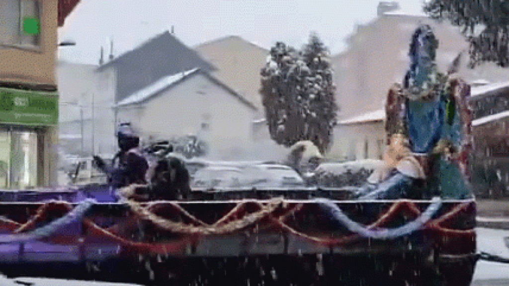 Los Reyes Magos desfilando por Villablino