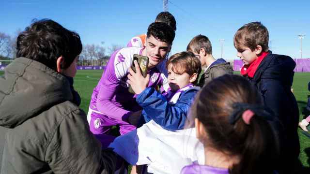 El jugador del Real Valladolid David Torres fotografiándose con los más pequeños