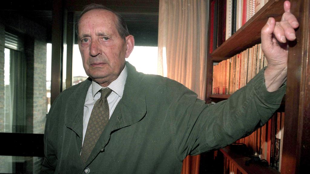 El escritor Miguel Delibes en su casa, en imagen de archivo