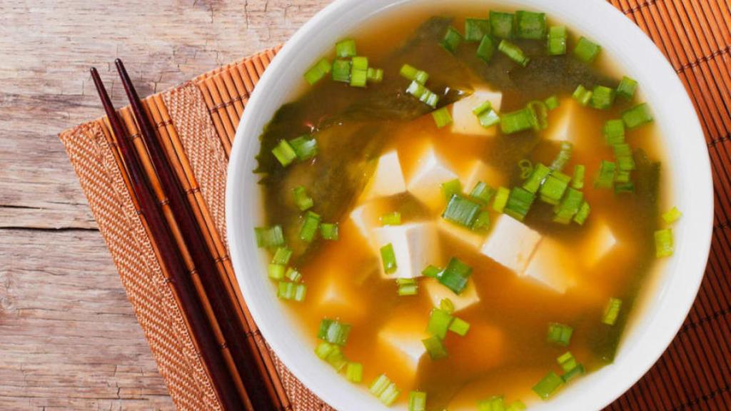 Un cuenco relleno de sopa miso. Divina.