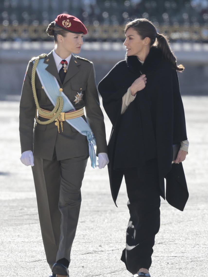 Leonor y Letizia han mantenido una discreta charla en su recorrido.