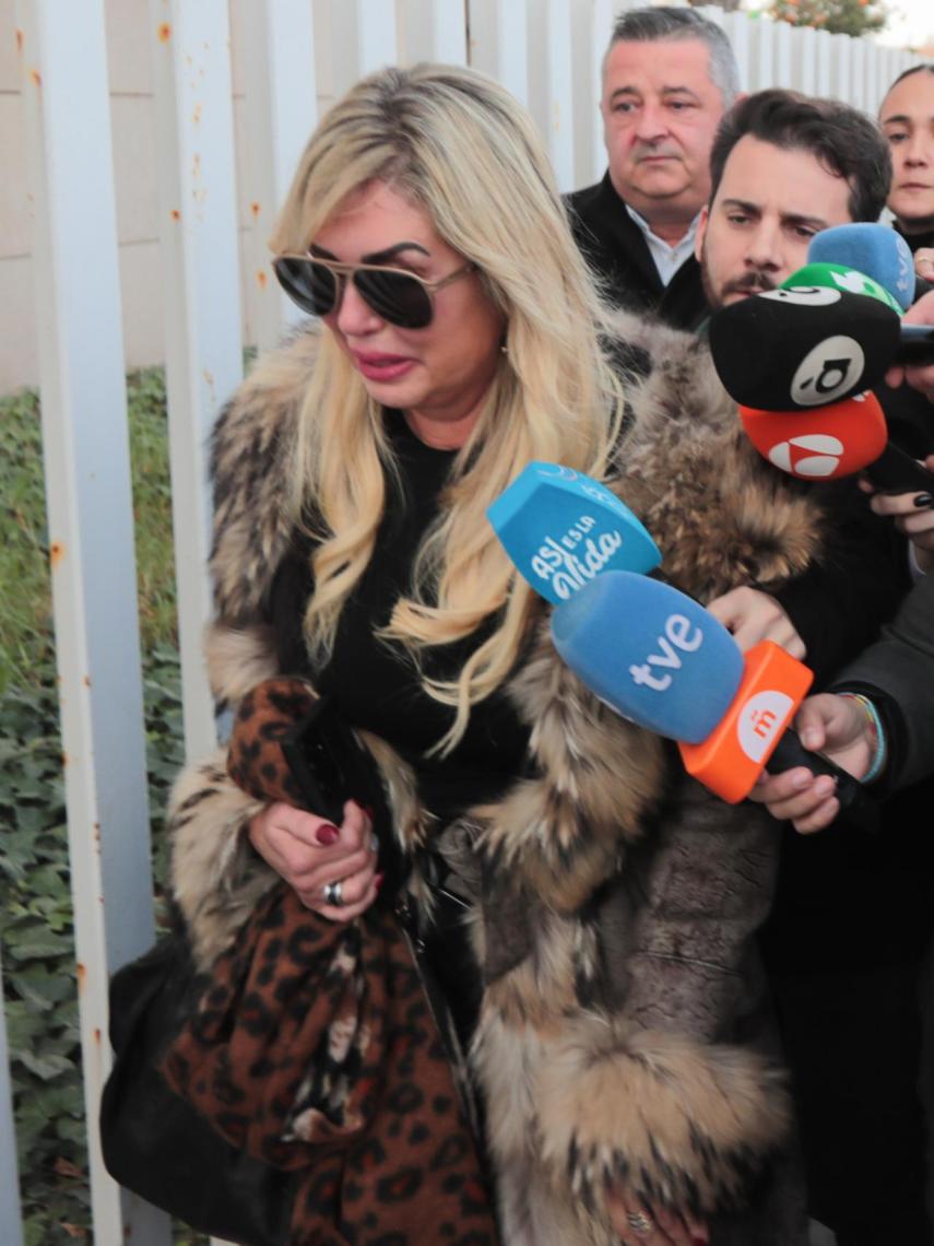 Malena Gracia, destrozada tras ser expulsada del tanatorio de Arévalo.