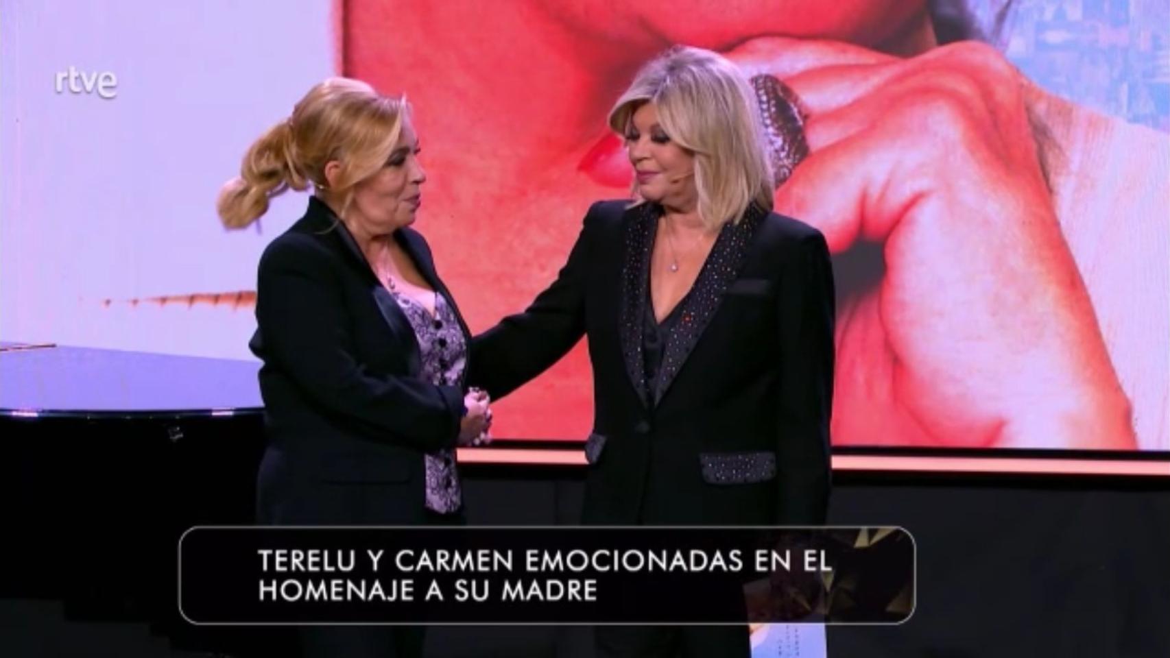 Terelu Campos y Carmen Borrego, muy emocionadas en el homenaje a su madre.