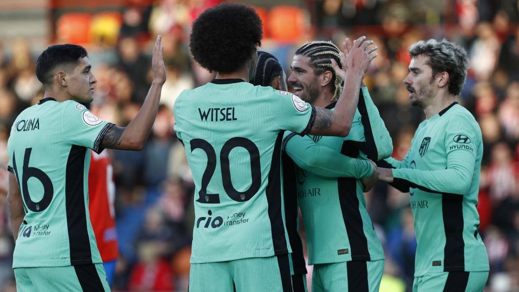 Los jugadores del Atlético de Madrid celebran un gol de Memphis