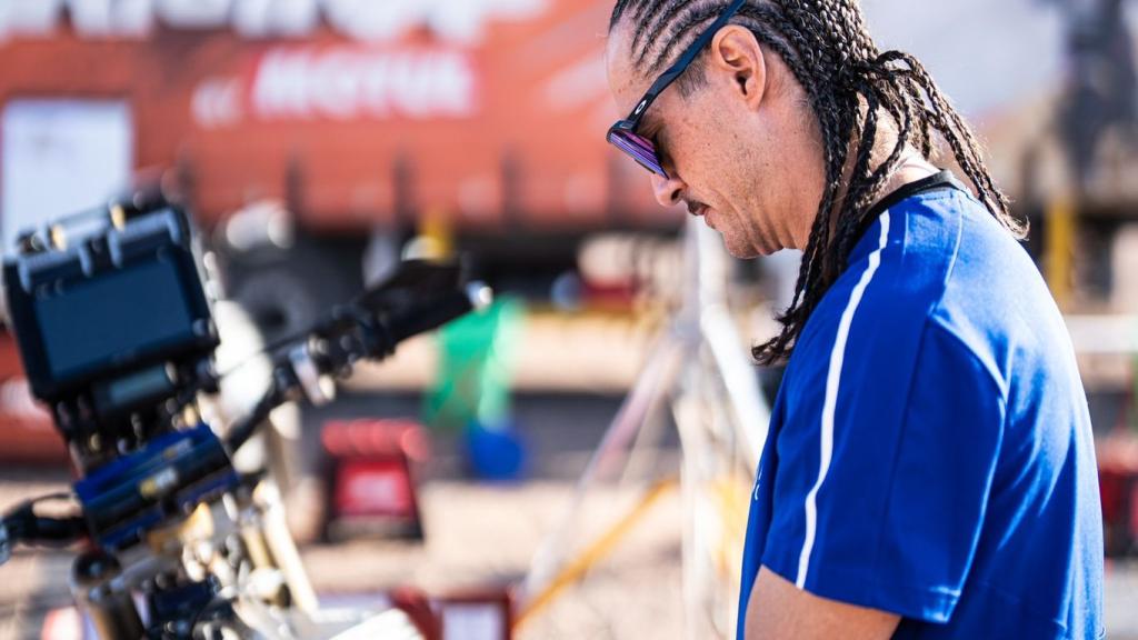 Javi Vega junto a su Yamaha en el Rally Dakar 2024