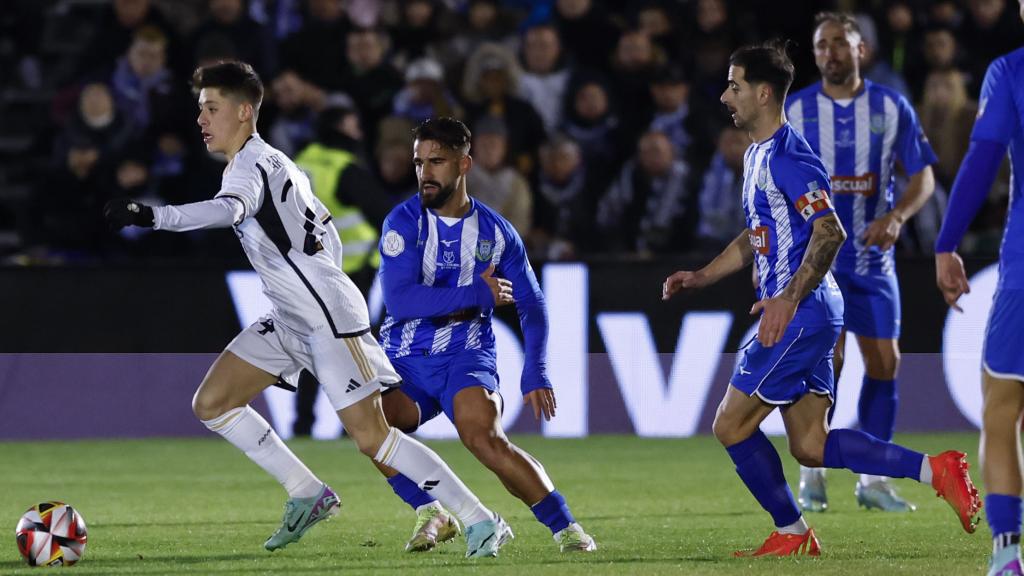 Güler, ante la presencia de jugadores de la Arandina