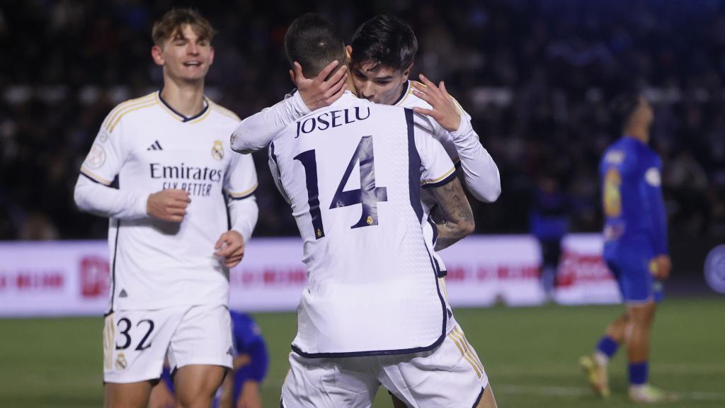 Brahim y Joselu celebran el gol del malagueño
