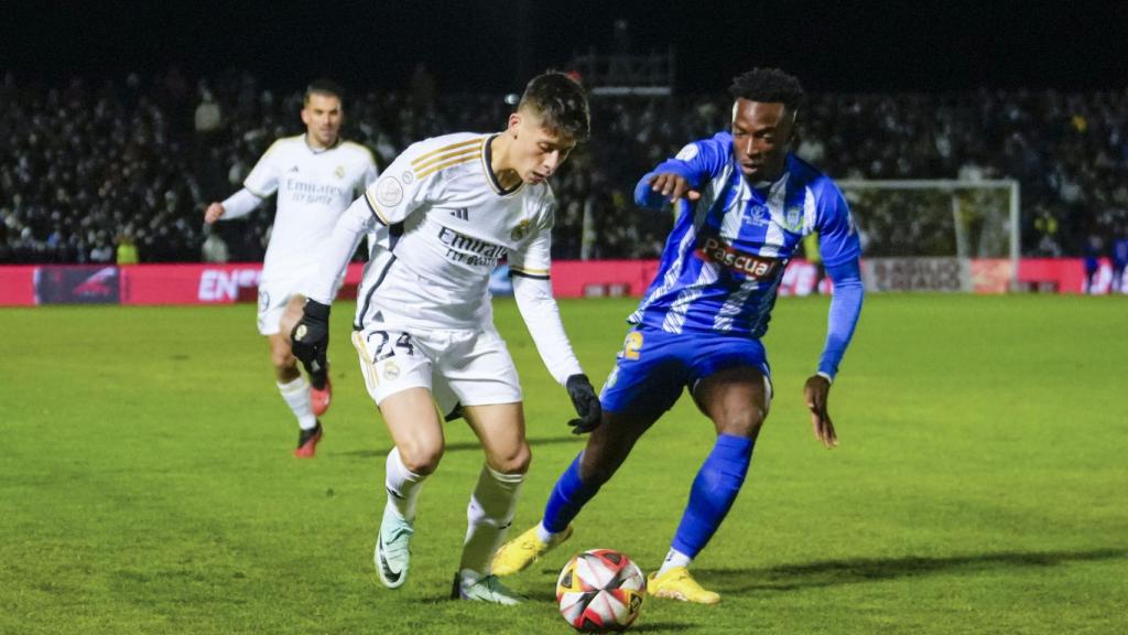 Arda Güler trata de regatear a Ceesay