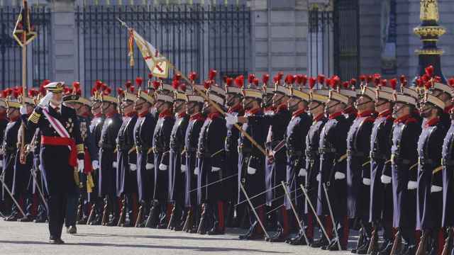 El rey Felipe VI pasando revista este sábado en el patio del Palacio Real.